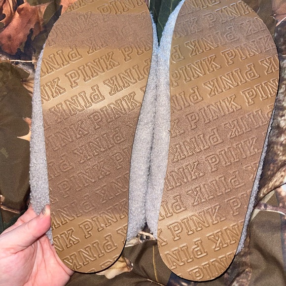 😎VS PINK sherpa clogs- PRICE FIRM😎 - Picture 4 of 5